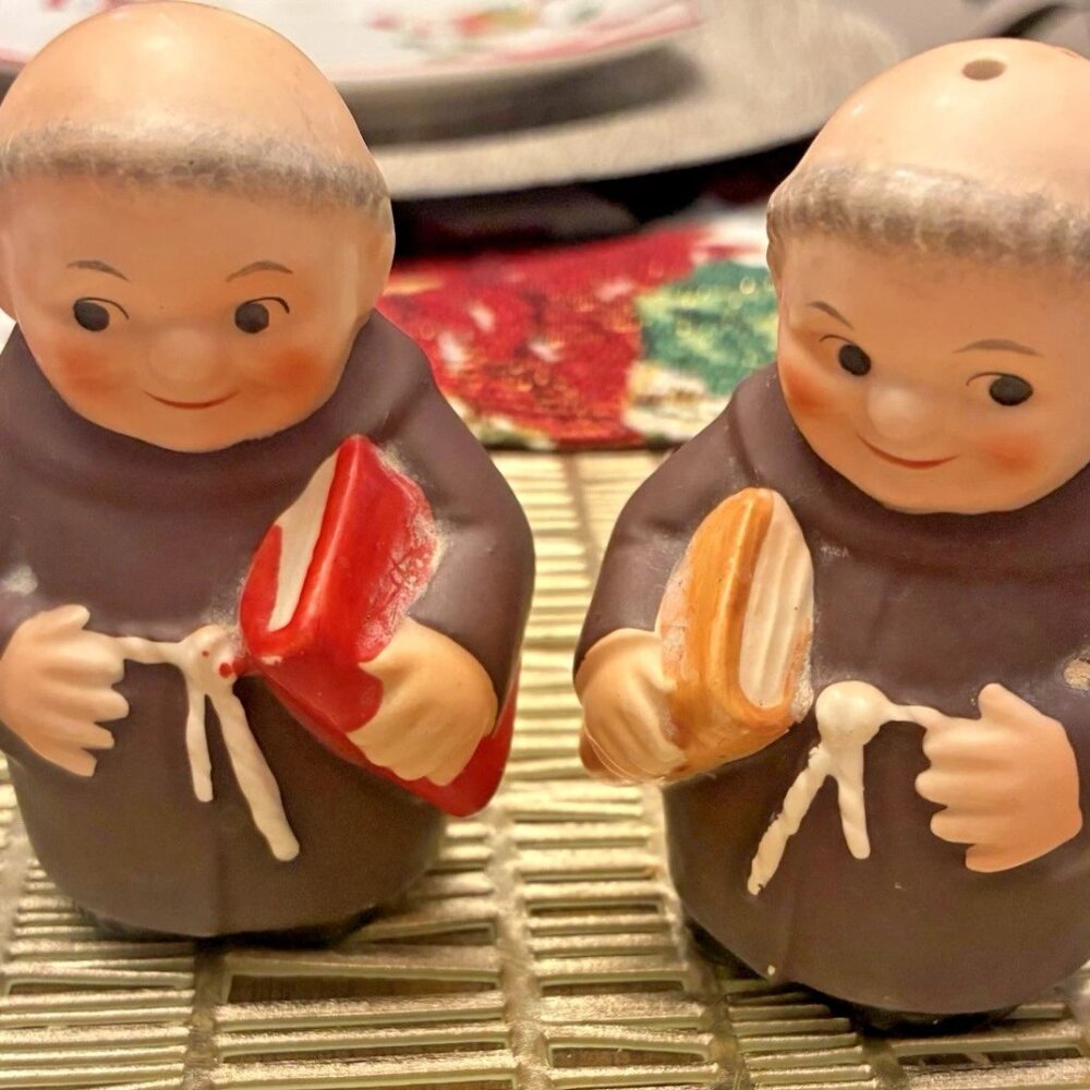 Goebel Hummel Friar Tuck Salt & Pepper Set w/RARE Red and Yellow Books Vintage